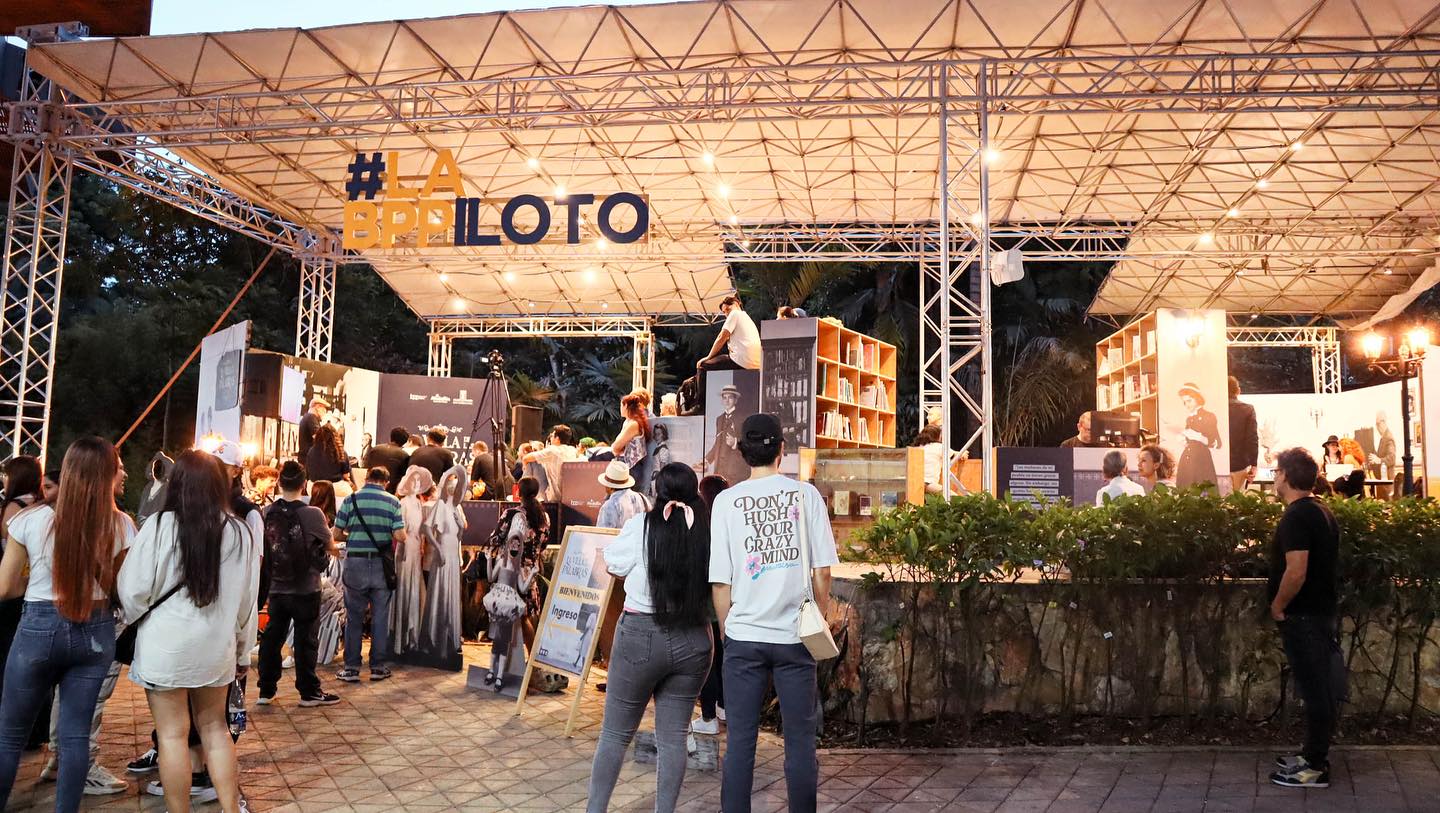 Evento La Piloto, vista general del stand y público