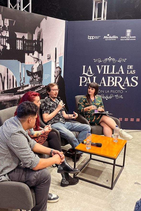 Interior del stand, personas interactuando